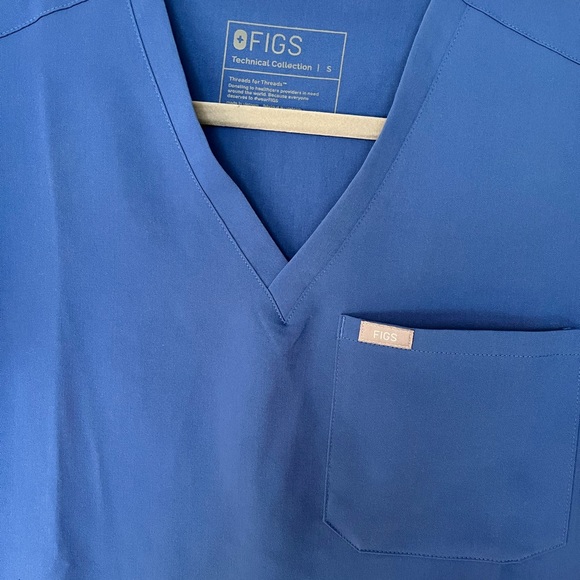 FIGS Limited Edition Caterina One Pocket Scrub Top in Denim. Size Small. - Picture 5 of 9